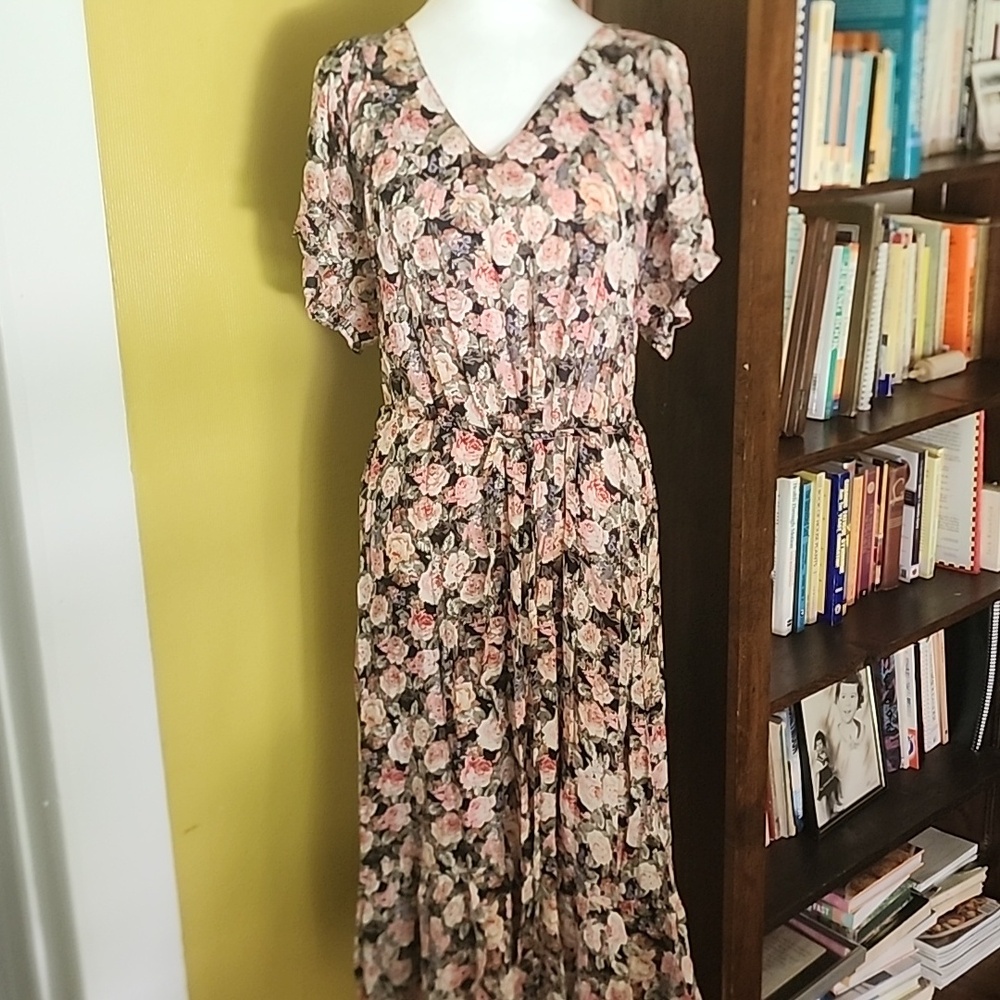 Rose printed pleated dress wirh flutter sleeves